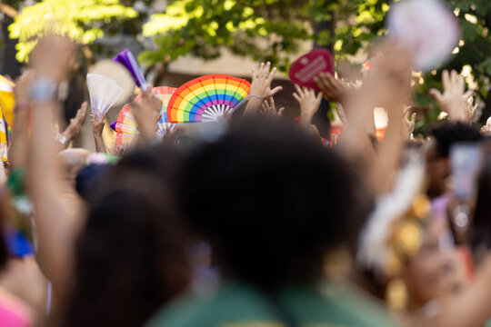 Foli&otilde;es pulando carnaval de rua em bloco de carnaval de rua com leques coloridos. Carnaval 2026. 