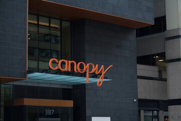 Naklejka premium over the doors sign on the exterior of Canopy by Hilton Toronto Yorkville 387 Bloor St E