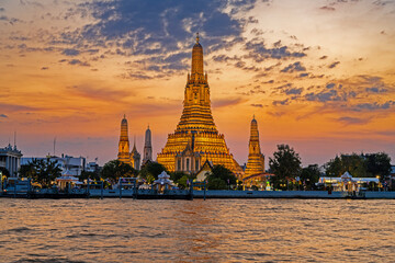 Naklejka premium Bangkok, Thailand - Spectacular sunset over Wat Arun Ratchawararam Temple in Bangkok