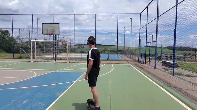 homem anda de skate ao ar livre 