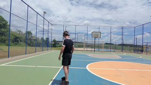 homem anda de skate ao ar livre 