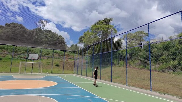homem anda de skate ao ar livre 