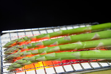 煙り立ち昇る七輪でアスパラガスを焼く