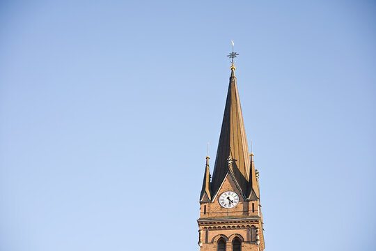 Blick durch die Schreberstra&szlig;e auf die neugotische Lutherkirche mit Kirchturm und parkenden Autos im Stadtviertel, Leipzig, Kreisfreie Stadt Leipzig, Sachsen, Deutschland