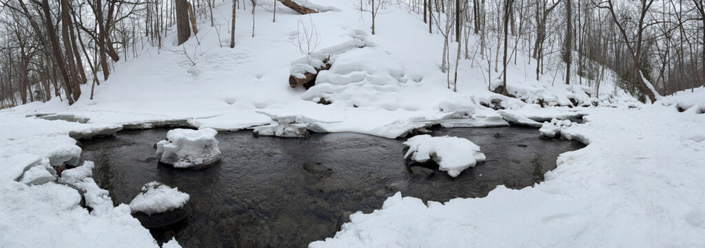 Paysage d'hiver avec une petite rivi&egrave;re en for&ecirc;t. Panorama.