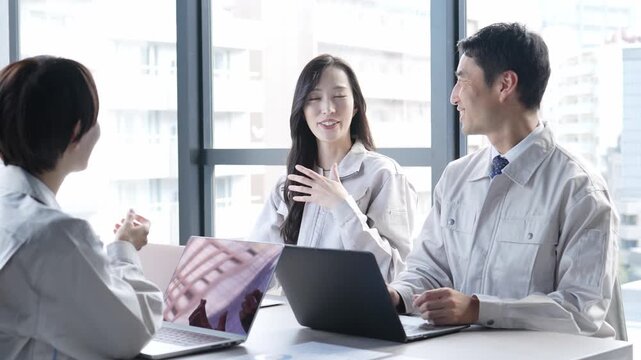 エンジニア　作業員　ミーティング　会議