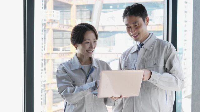 工事現場で打ち合わせをする作業員