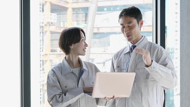 工事現場で打ち合わせをする作業員