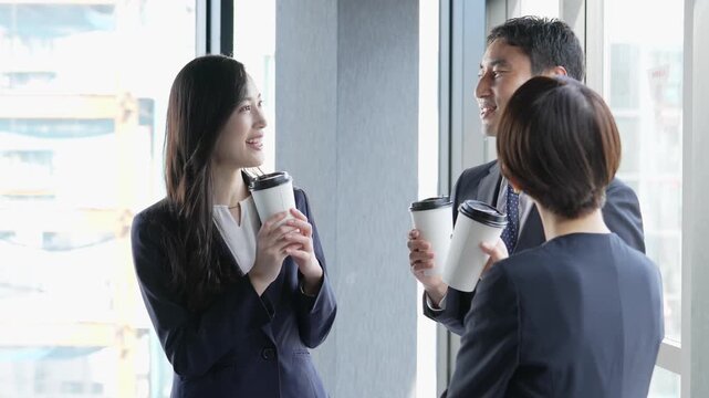 ビジネスパーソン　休憩　コーヒーブレイク　ティータイム