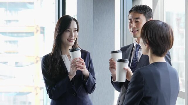 ビジネスパーソン　休憩　コーヒーブレイク　ティータイム