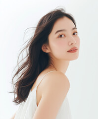 美容, 女性, スキンケア, 化粧品, ビューティー, 若い女性, 美肌, 日本人, アジア人, フェイシャル, メイク, 美容液, 保湿, クリーム, エイジングケア, 美容医療, エステ, 美容クリニック, 肌ケア, ナチュラルメイク, 透明感, ツヤ肌, モデル, 笑顔, ポートレート, クローズアップ, リラックス, 癒し, 健康的, 美白, コラーゲン, ヒアルロン酸, アンチエイジング