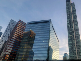 Obraz premium Modern Glass Skyscrapers Reflecting Sunlight in Manhattan