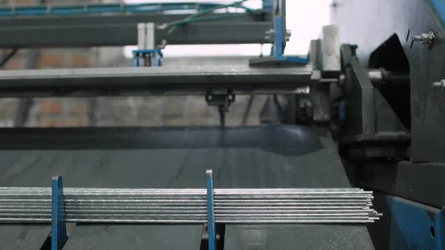Machine for making or cutting metal rods. Mesh production. Metal wire, preparation and production. Metallurgy.