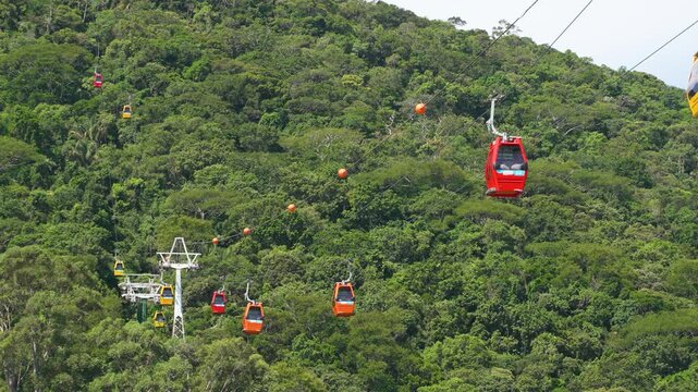 Balne&aacute;rio Cambori&uacute;: Cable cars soar over lush green mountains