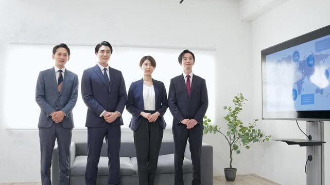 ビジネス、チームワーク、シリアス、並ぶ、整列、会社員、仲間、同僚、人材、求人、就職、採用、ビジネスマン、ビジネスパーソン、スーツ、仕事、サラリーマン、日本人、男性、女性、オフィス、職場、働く、企業、グループ、経営、協力、立つ、複数、真剣、信頼、モニター、勤務、業務、出迎え、受付、スタッフ、歓迎、ビジネスウーマン、上司、部下、管理職、リーダーシップ、チーム、ビジネスシーン、記者会見、コンサルタント、