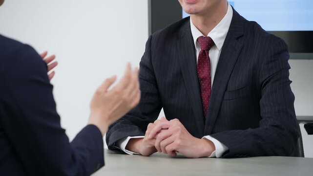 面談、ビジネス、相談、受付、接客、会議、ミーティング、打ち合わせ、説明、面接、会話、話す、対談、インタビュー、取材、ビジネスパーソン、二人、商談、交渉、店員、キャリア、ノートパソコン、PC、コンサルタント、コンサルティング、アドバイザー、税理士、ファイナンシャルプランナー、FP、保険、案内、提案、ビジネスマン、スーツ、日本人、男性、女性、顔なし、サポート、サービス、協力、人材、求人、指導、研修、コ