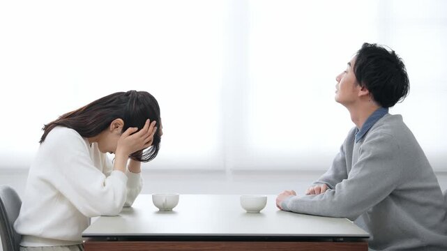 落ち込む、がっかり、不安、心配、カップル、夫婦、失敗、破局、喧嘩、日本人、男性、女性、問題、考える、悩む、悩み、困る、疑問、不満、トラブル、ストレス、誤解、ノイローゼ、残念、挫折、後悔、悔しい、プレッシャー、イライラ、疲労、カフェ、リビング、家庭、家族、ファミリー、不和、浮気、対立、男女、ライフスタイル、感情、暗い、ネガティブ、話し合い、調停、離婚、デート、つらい、人物、60p
