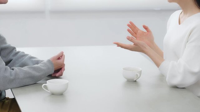部屋で会話する男女カップル