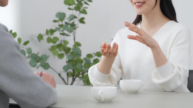 カップル、夫婦、会話、おしゃべり、話す、面談、インタビュー、相談、取材、面接、日本人、婚活、マッチング、デート、ポジティブ、笑顔、笑う、満足、充実、嬉しい、楽しい、喜ぶ、ハッピー、元気、オフィス、リビング、室内、家庭、家族、カフェ、レッスン、スクール、リラックス、カジュアル、女性、男性、美人、教師、接客、ライフスタイル、若い、30代、20代、ビジネス、受付、営業、説明、提案、人物、60p