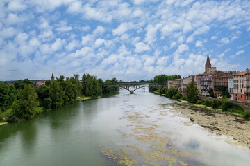 Fototapeta premium Montauban, beautiful French city in the South, old bridges on the river Tarn 