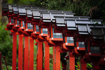 京都貴船神社の参道の朱塗りの灯籠