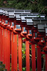 京都貴船神社の参道の朱塗りの灯籠