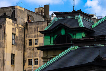 駅舎の屋根と古いビル20260211