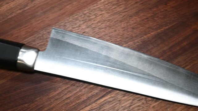 職人の道具：研ぎ澄まされた和包丁の刃先