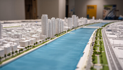 河川と堤防や公園まで再現した高層ビルと低層街区の建設模型によるミニチュアシティ都市計画