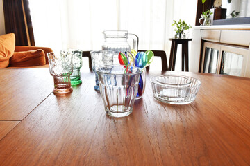 ダイニングテーブルとガラス食器