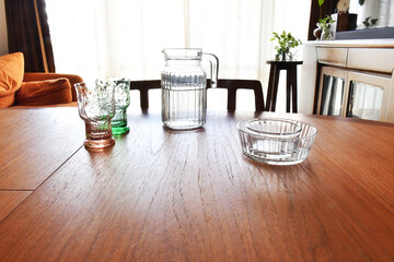 ダイニングテーブルとガラス食器
