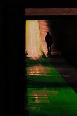 アンダーパスを歩くビジネスマン