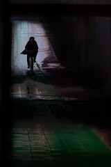 アンダーパスを自転車で駆け抜ける男性