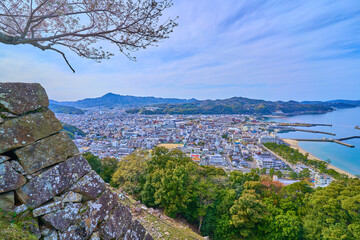 春の兵庫県洲本市を洲本城跡の展望台(石垣越しに洲本八景の大浜を大観)から見る