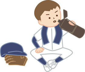 首にタオルを巻いて地面に座って水分補給をする野球少年