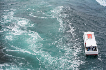 鳴門の渦潮の観潮船