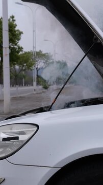 Vertical - White smoke keeps coming from the broken engine bay.
