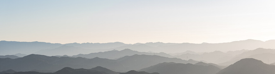 朝焼けに煙る美しい山々	