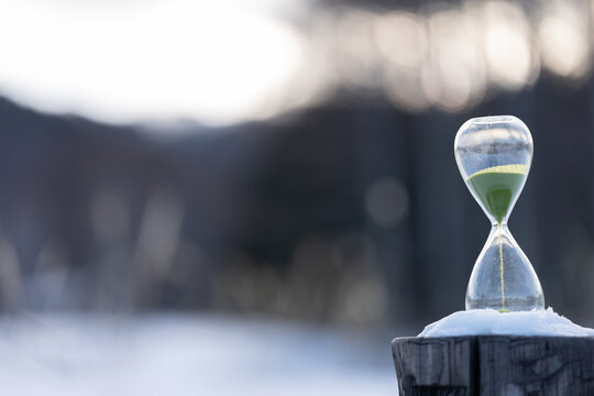 雪原に置いてある砂時計	