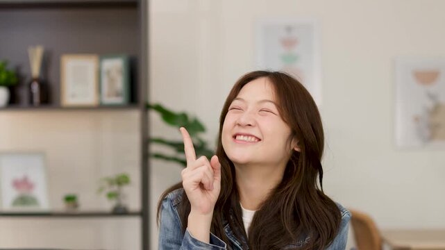 Close Up of Excited Young Woman Having a Bright Idea