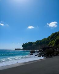 Obraz premium Sunny Tropical Beach with Clear Blue Sky and Lush Coastal Cliffs