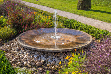 Obraz premium Garden with modern fountain and assorted plants