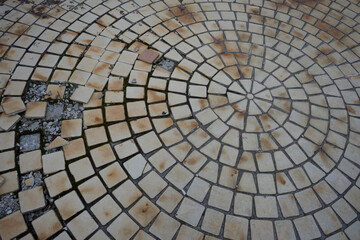 古いタイルが円形になっている