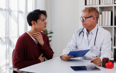 Obraz premium Male patient listening to a doctor in hospital.Medical care, Empathy, Consoling patient 