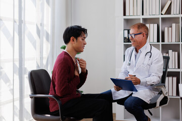 Obraz premium medicine, healthcare and people concept - Male doctor with clipboard and happy smiling man patient meeting at hospital