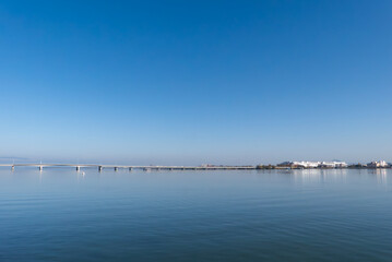 空も湖面も真っ青な琵琶湖　滋賀県大津市