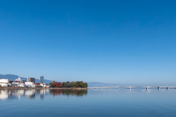 空も湖面も真っ青な琵琶湖　滋賀県大津市
