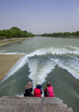 Khaju bridge pol-e khaju spanning the zayandeh river, Isfahan province, Isfahan, Iran