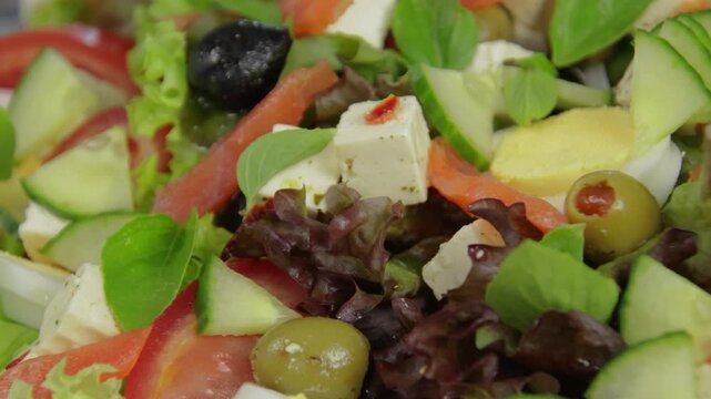 Salade compos&eacute;e fra&icirc;che avec feta, tomates, concombre et olives, cuisine m&eacute;diterran&eacute;enne saine