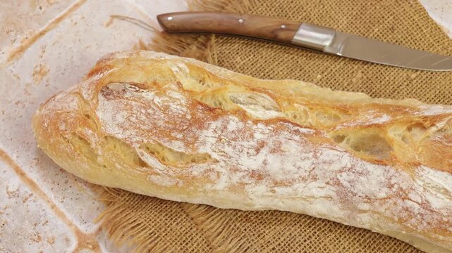 Baguette de pain traditionnelle fran&ccedil;aise sur toile rustique, boulangerie artisanale et cuisine authentique